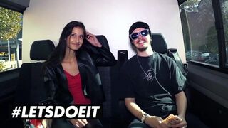 Vékony néger Coco Kiss pénzért cidázza a hatalmas barna fazt az kocsiban