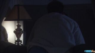 Tini kiscsaj cumizik és lovagol a farkon ágyban lefekvés előtt