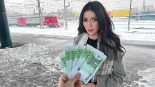 Vonatbéli csábítás: kisasszonyt szólítunk meg castingra közvetlenül a szekrényben