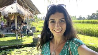 Tini csajszi spermaarcú carbonaraevéssel a nyilvános kávézóban