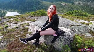 Tini vörös csajszi masturbál a hegyekben orgiáig