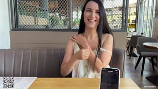 Eva durván élvez a nyilvános étteremben a lovense ferri távirányítós műdákóval