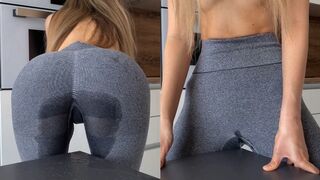 Tini csajszi vadul dörzsöli magát az asztalhoz, amíg a leggingse telis-tele spriccel