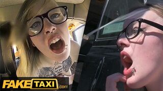 Tetovált Brit Alt-Modell Szemüvegben Durván Megkúrelva a Fake Taxi Autójában