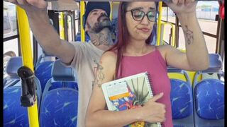 Tini csajszit megbassza egy idegen a nyilvános buszban