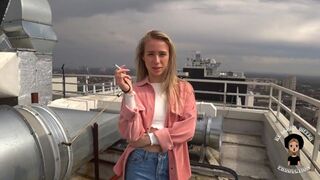 Dögös kurva majdnem lenyelte a kárót az utcán