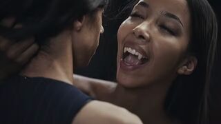 Ebony Vampire Mistress Lia Lin elcsábít egy brazil méretes cicis tini nőcit a Vampired durva domina játékában