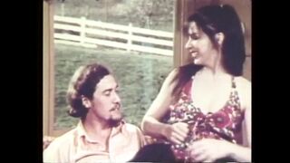 John Holmes nyalja a hölgyemény lucskos punáját a retro pornóban