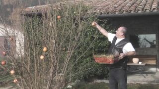 Izgató világos szőke tini amatőr popsiba rakva és szájba spriccelve nagy farasszal