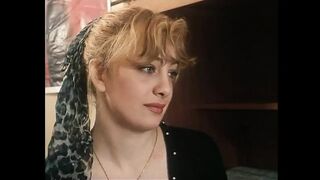 Világos Szőke nagymellű csajok szőrös puncit szopnak méretes farokkal retro jelenetben