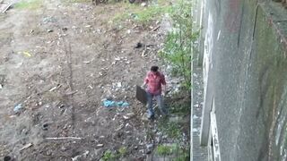 Krissy Kage barna hajjal keményen dugva az elhagyott épületben